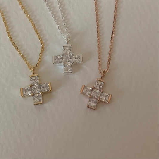 Collar con colgante de cruz minimalista en plata de ley 925 con baño de oro en cadena tipo caja