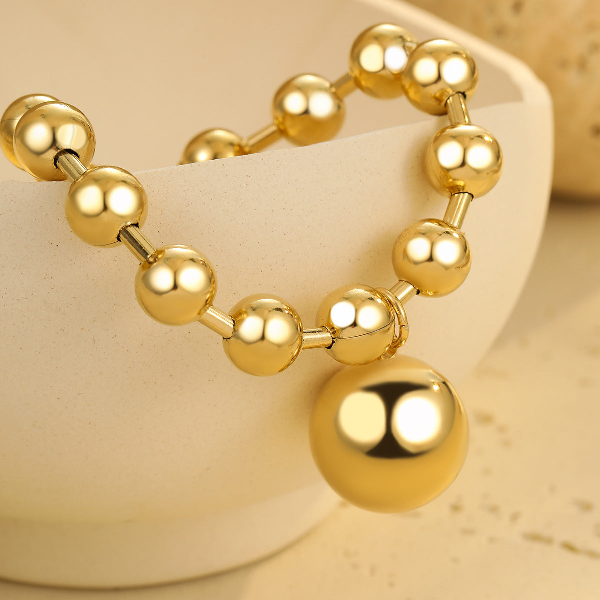 Pulsera con cuentas de acero inoxidable chapado en oro de 18 quilates con diseño de corazón minimalista de moda para mujer