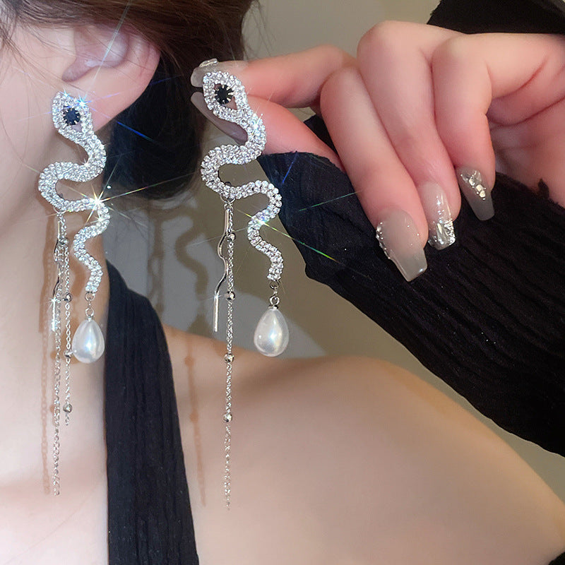 Orecchini pendenti con nappe geometriche minimaliste con intarsi di strass in rame placcato e perni in argento sterling 925 da donna