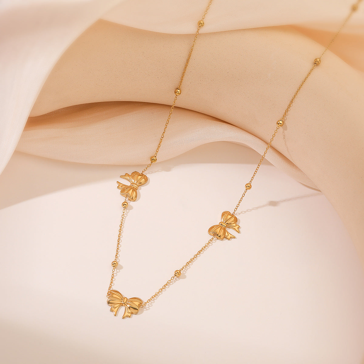 Collana girocollo minimalista da donna alla moda con ciondolo a fiocco dolce in acciaio al titanio con design geometrico