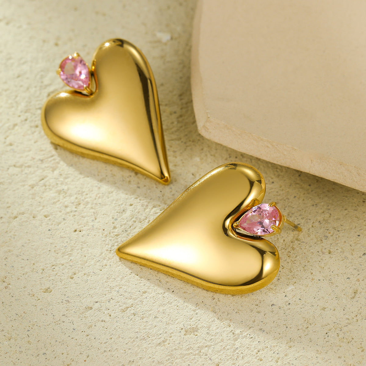Orecchini a perno minimalisti a forma di cuore in acciaio al titanio con intarsio di zirconi per donna