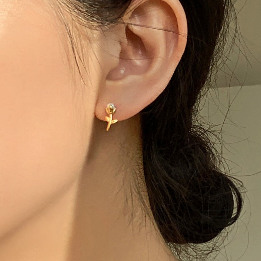 Orecchini minimalisti in argento Sterling 925 con perla a forma di lacrima e fiore intarsiato