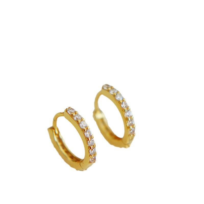 Orecchini pendenti geometrici minimalisti con base in rame placcato oro, intarsi in zirconi cubici e perni in argento 925 da donna