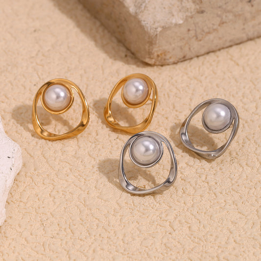 Pendientes de tuerca geométricos de acero inoxidable de inspiración vintage con baño de oro de 18K y detalle de perla calada para mujer