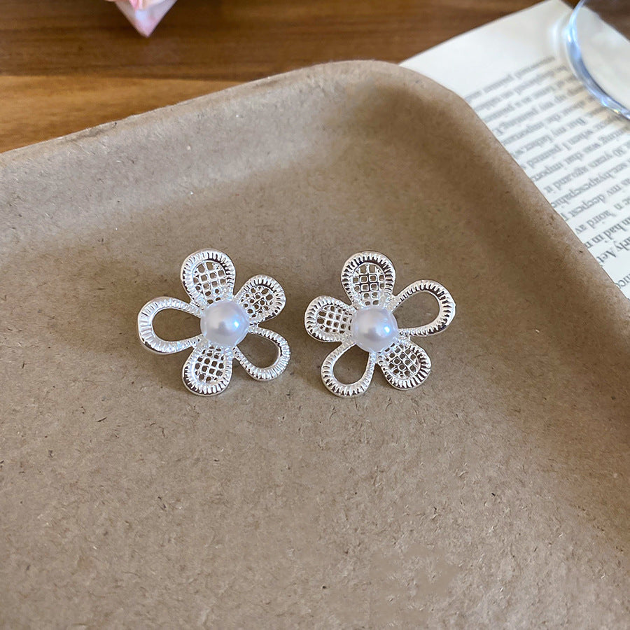 Elegantes Pendientes Minimalistas de Perlas Florales para Mujer con Postes de Acero Chapado y Diseño de Flor Hueca