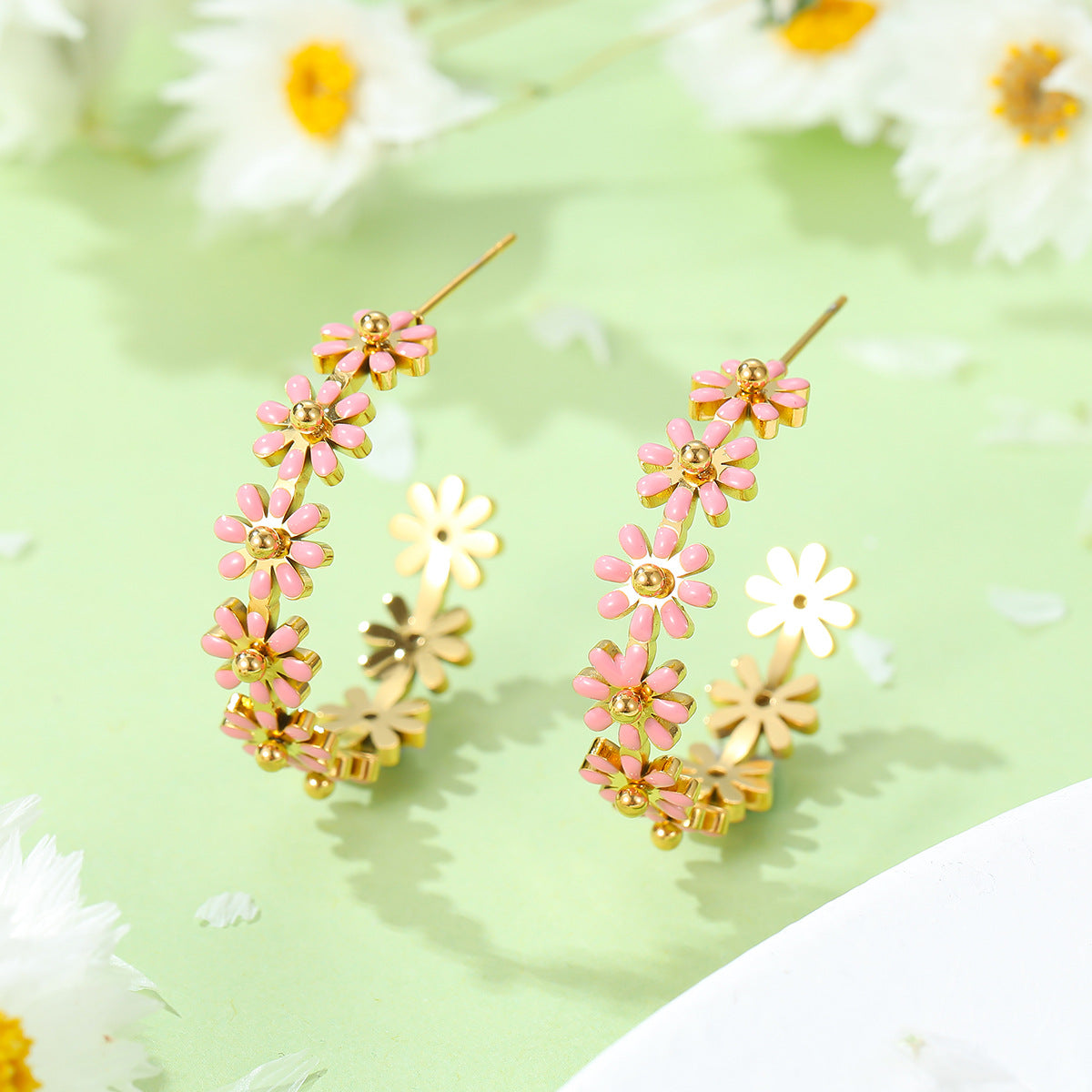 Pendientes de acero de titanio con forma de margarita de moda para mujer con acabado chapado, estilo minimalista chic de oficina