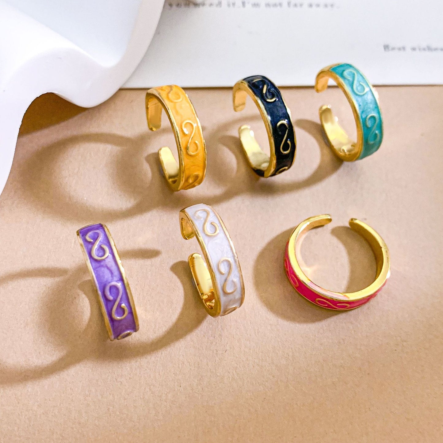Anello aperto regolabile da donna placcato oro con motivo a cuore minimalista