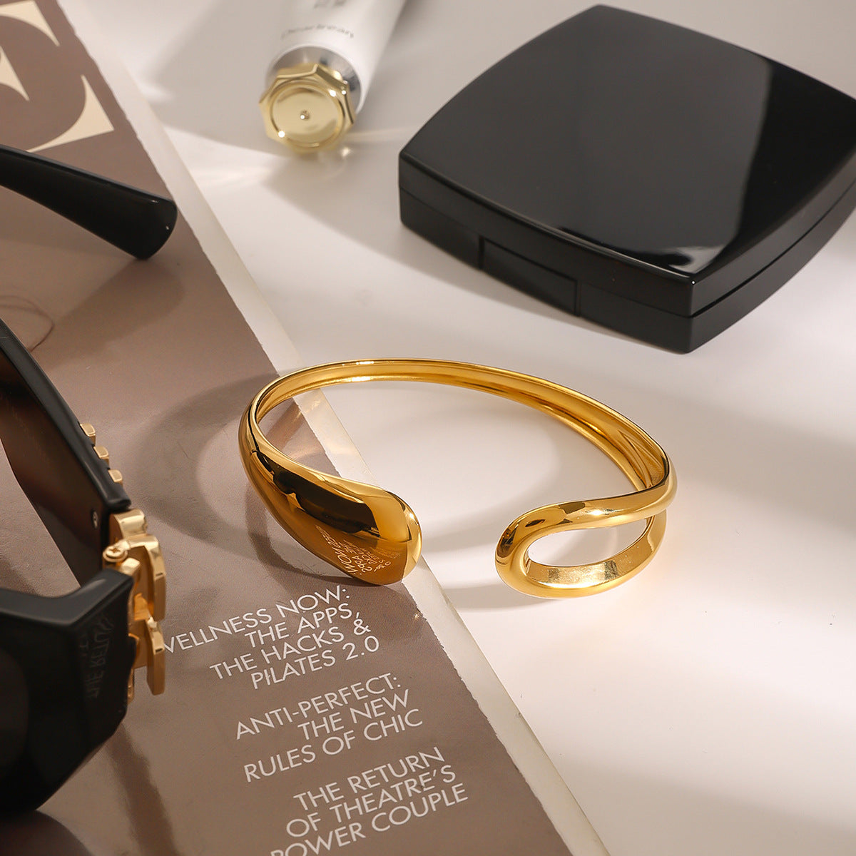 Bracciale da donna a polsino in acciaio inossidabile geometrico minimalista con finitura placcata