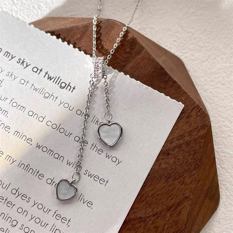 Elegante collana a pendente con cuore in conchiglia per donne con rame placcato e dettaglio a nappina su catena a maglie ovali