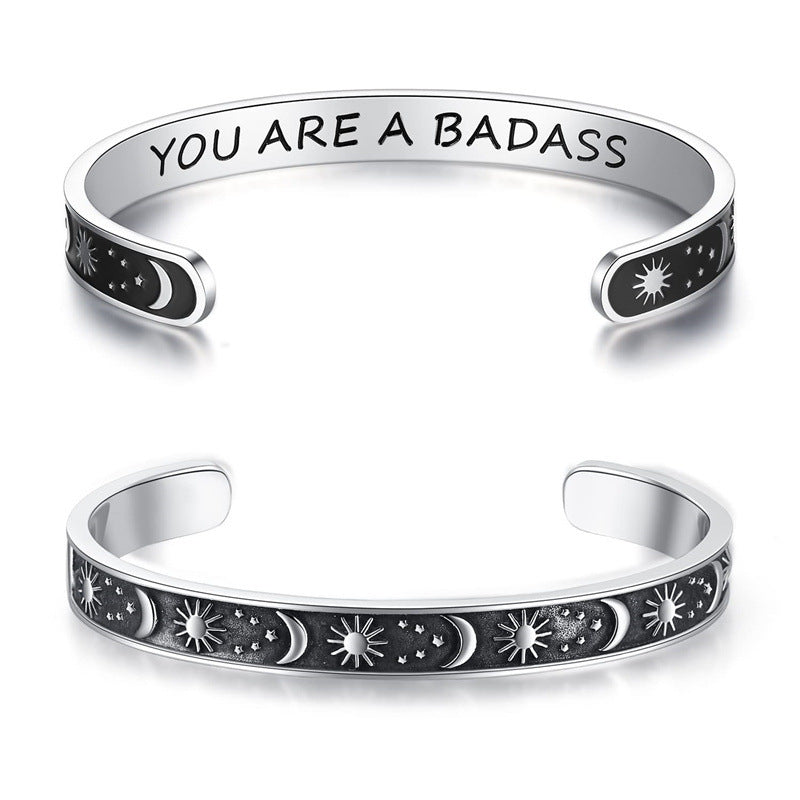Pulsera Minimalista de Acero Inoxidable Grabada con Láser, con Diseño C, Motivo de Sol, Luna y Estrellas y Texto Inspirador en Inglés