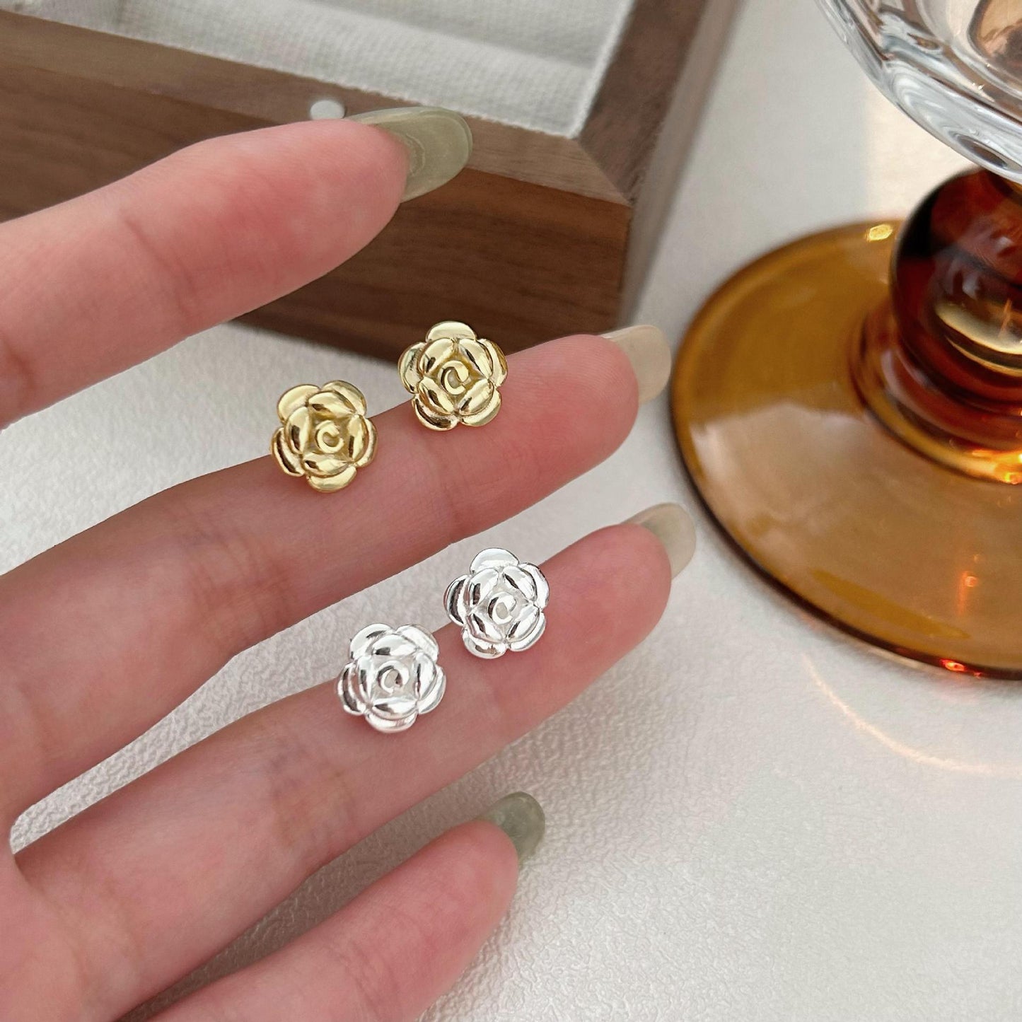 Orecchini a perno minimalisti floreali in argento 925 con placcatura in oro per donna