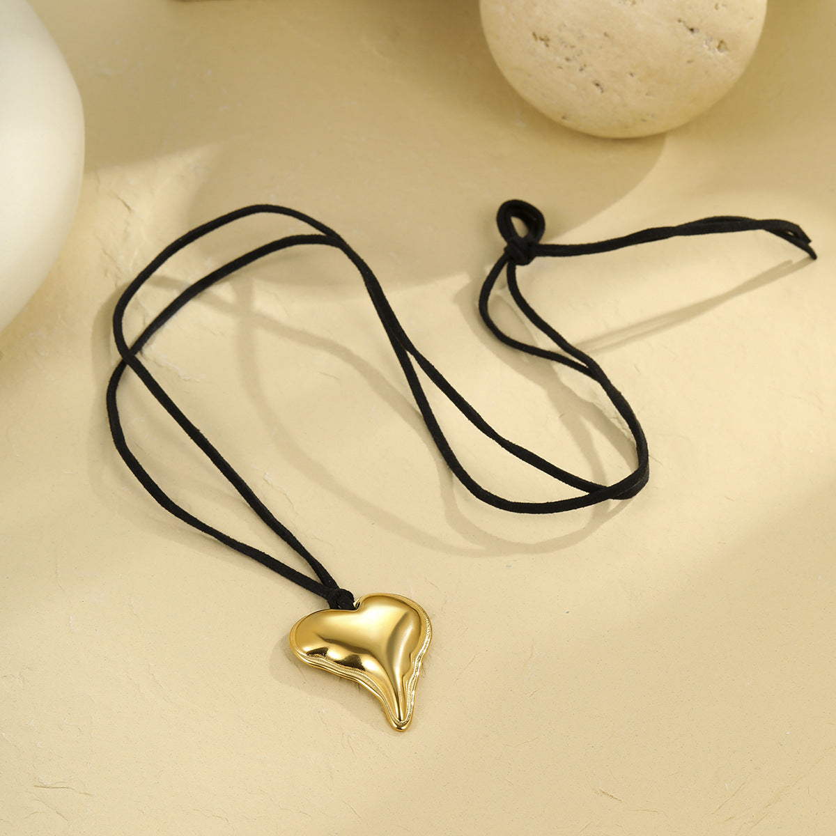 Collana con Pendente a Cuore Dolce e Grintoso per Donna, in Acciaio Inossidabile Galvanizzato con Dettaglio Nappa su Cordoncino in Velluto Cerato