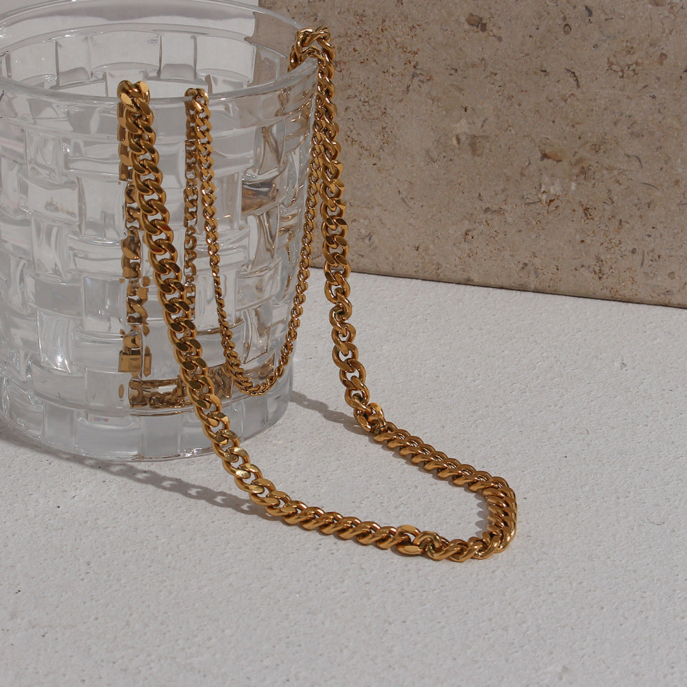 Collana da donna alla moda vintage a clavicola con ciondolo geometrico in acciaio inossidabile e catena cubana placcata oro 18 carati