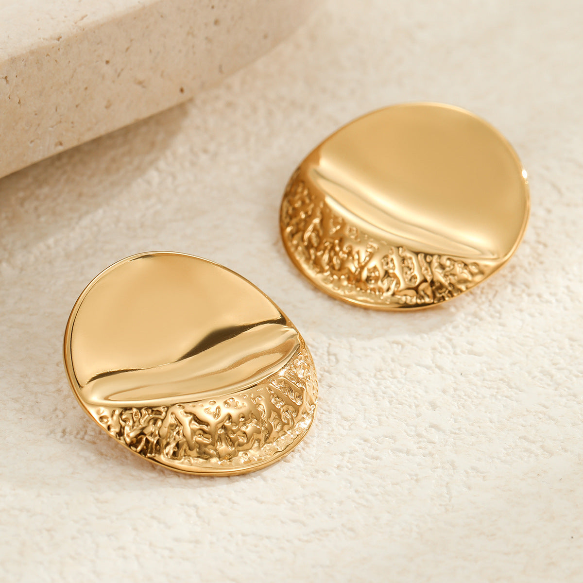 Pendientes de aro minimalistas geométricos de acero inoxidable con textura circular plegada para mujer