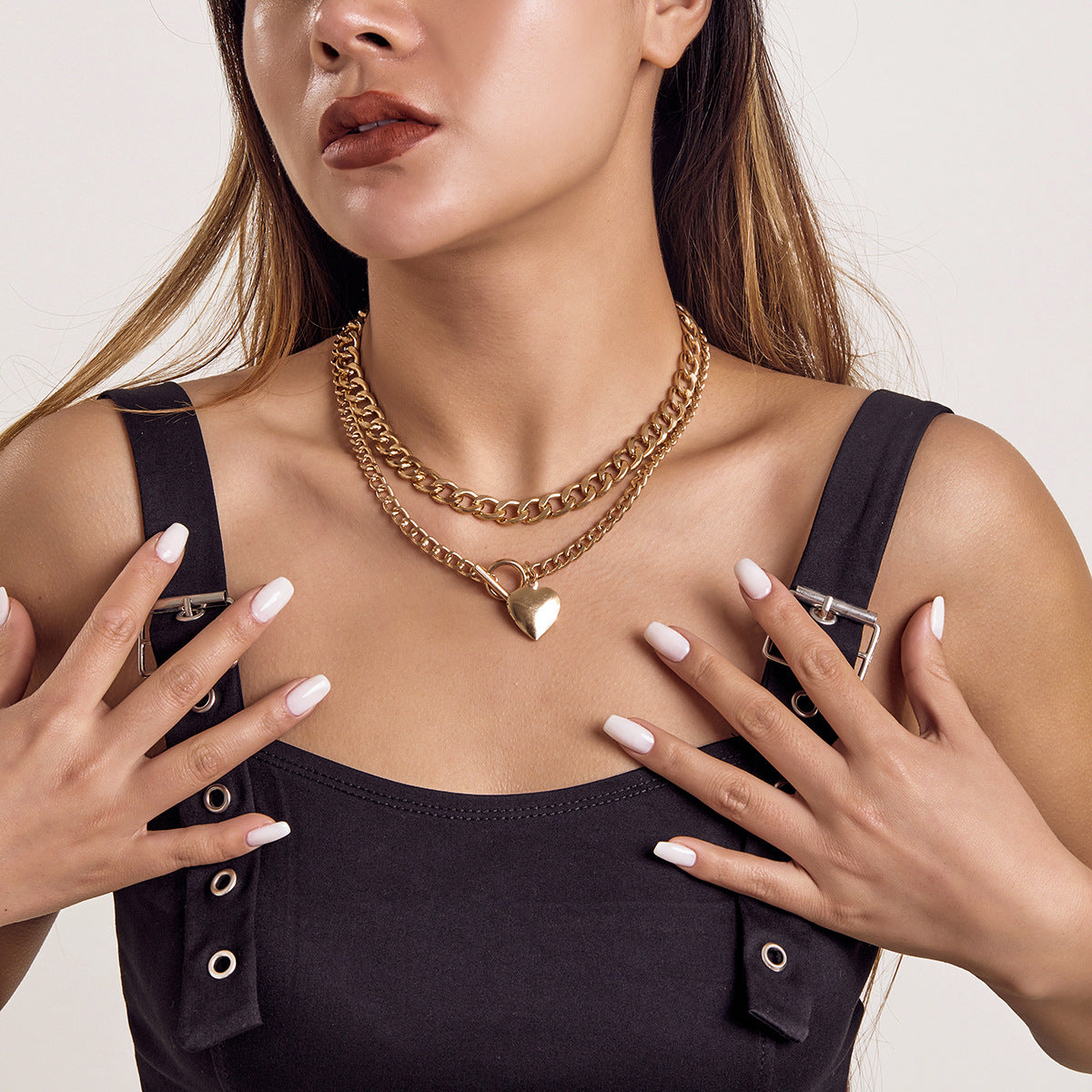 Collana in lega a doppio strato a forma di cuore in stile punk con finitura galvanizzata e catena a croce
