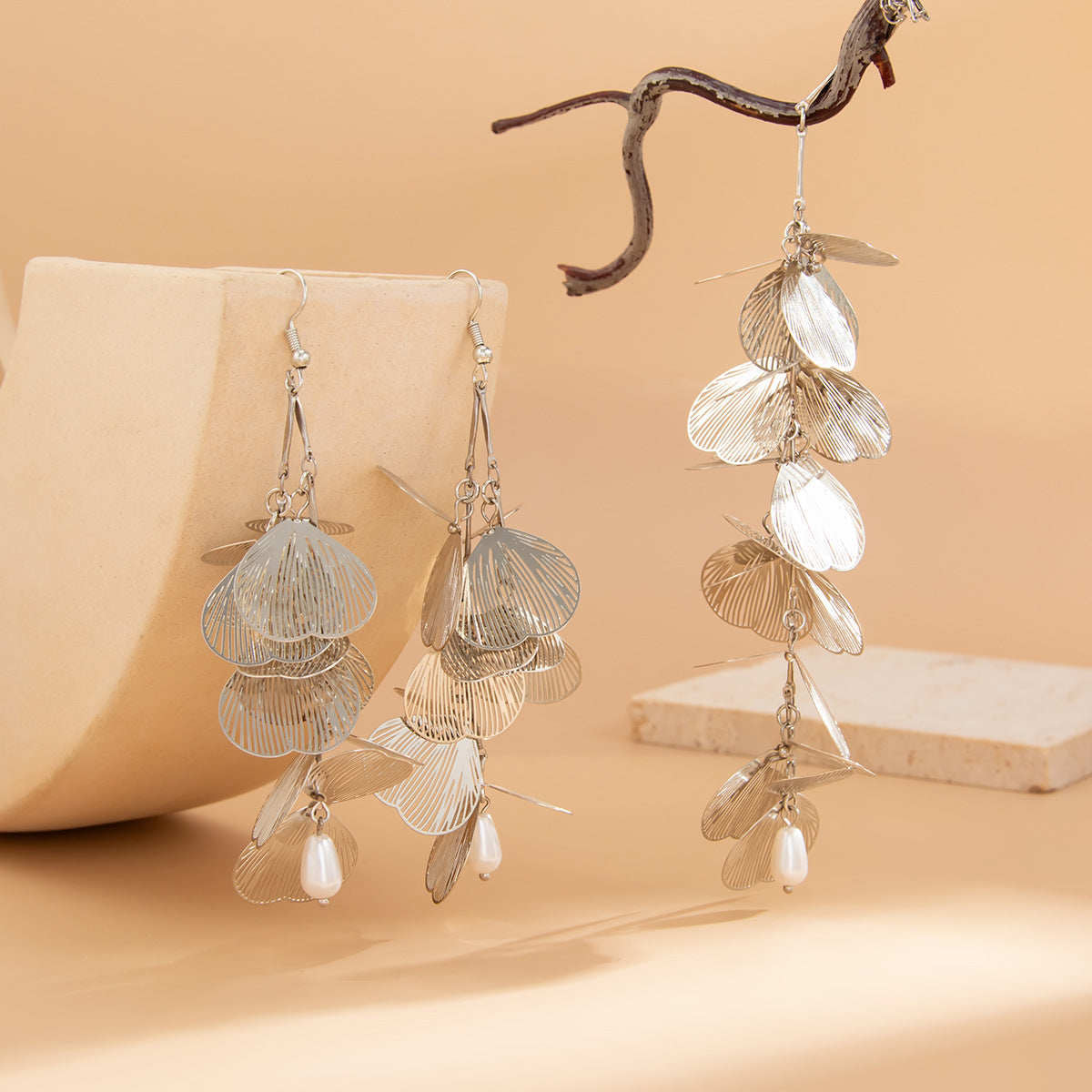 Collana Pendente Minimalista a Foglia di Ginkgo da Donna con Perla di Imitazione e Catena a Y in Metallo con Finitura Elettrodeposita