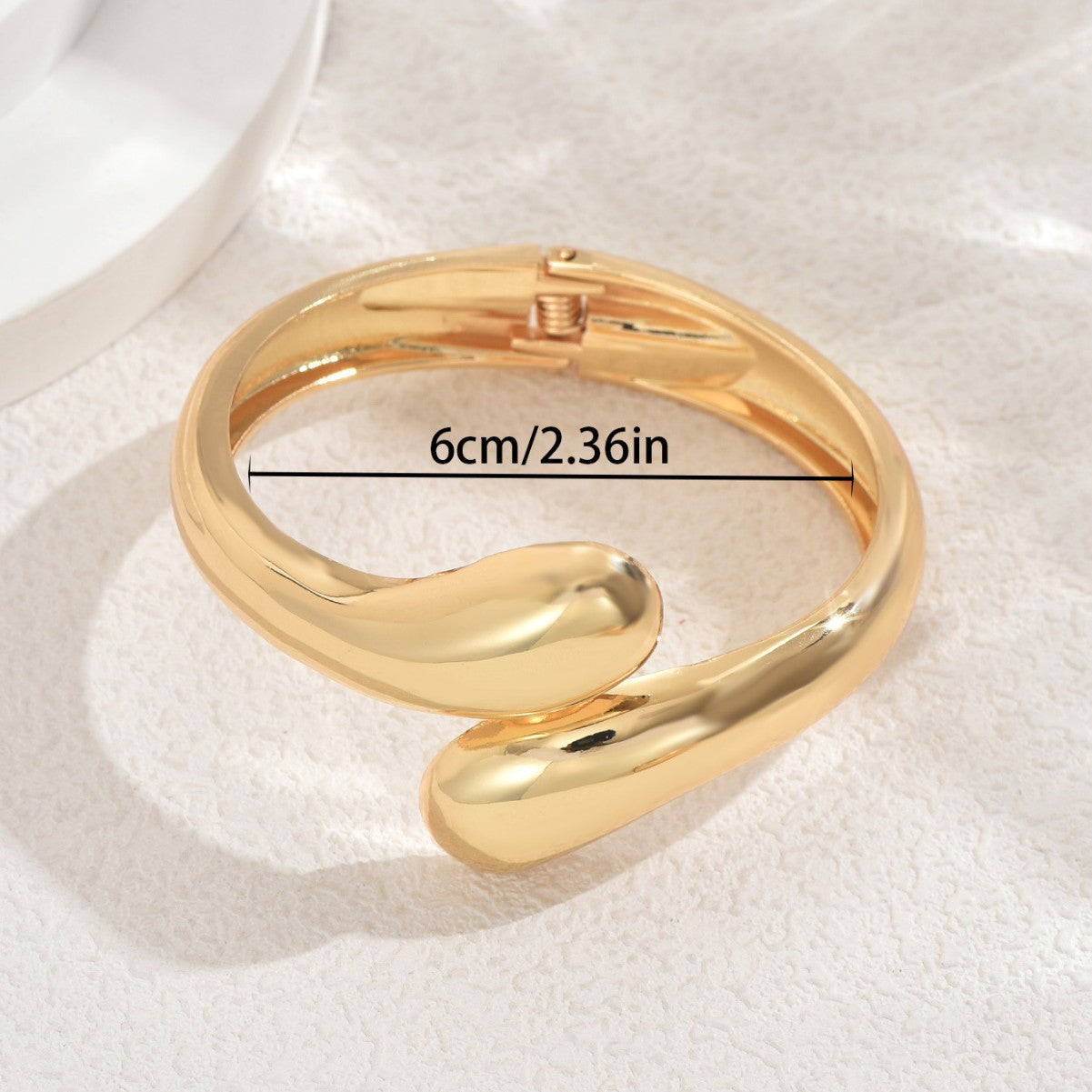 Pulsera minimalista de aleación de zinc pulida con diseño geométrico abierto para mujer con acabado de lujo