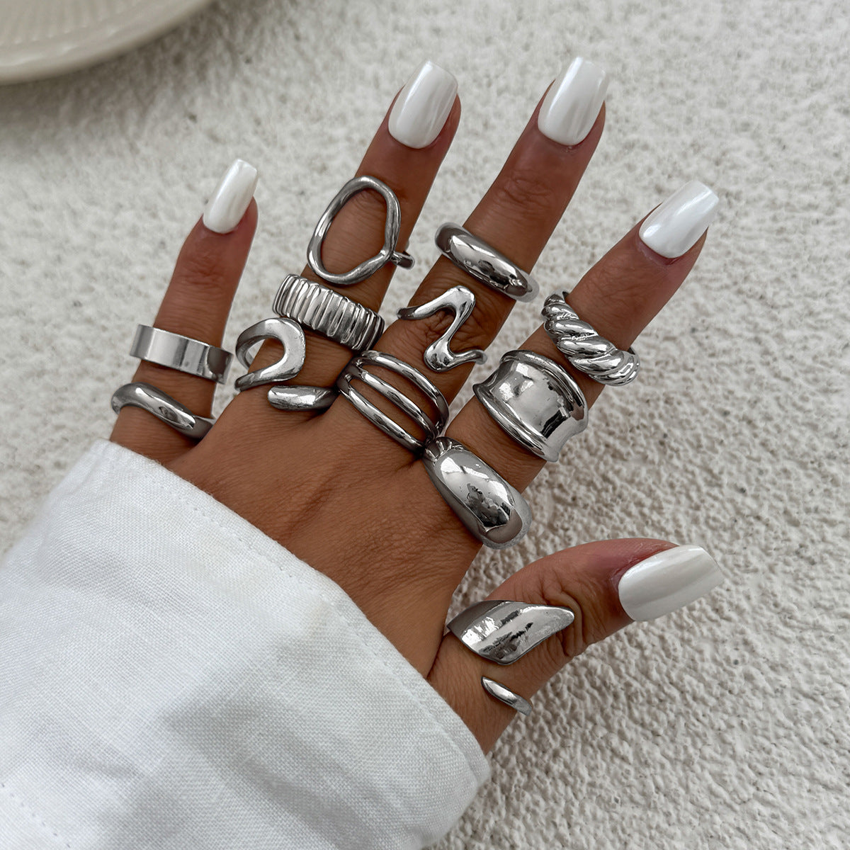 Anello minimalistico da donna in lega di zinco dalla forma geometrica irregolare, con finitura placcata e fascia aperta regolabile