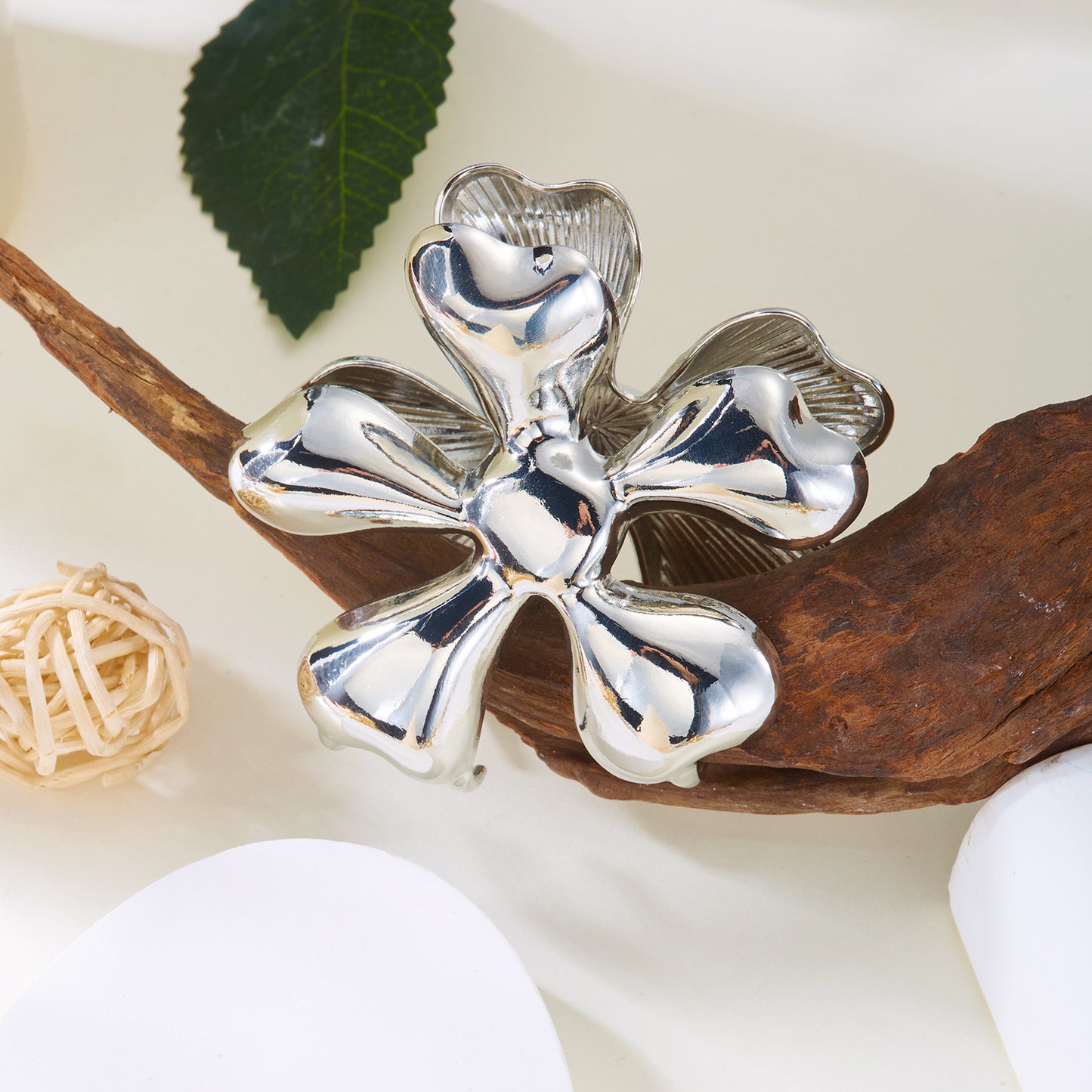 Minimalist Casual Metal Plated Flower Design Hair Claw Clip for Women