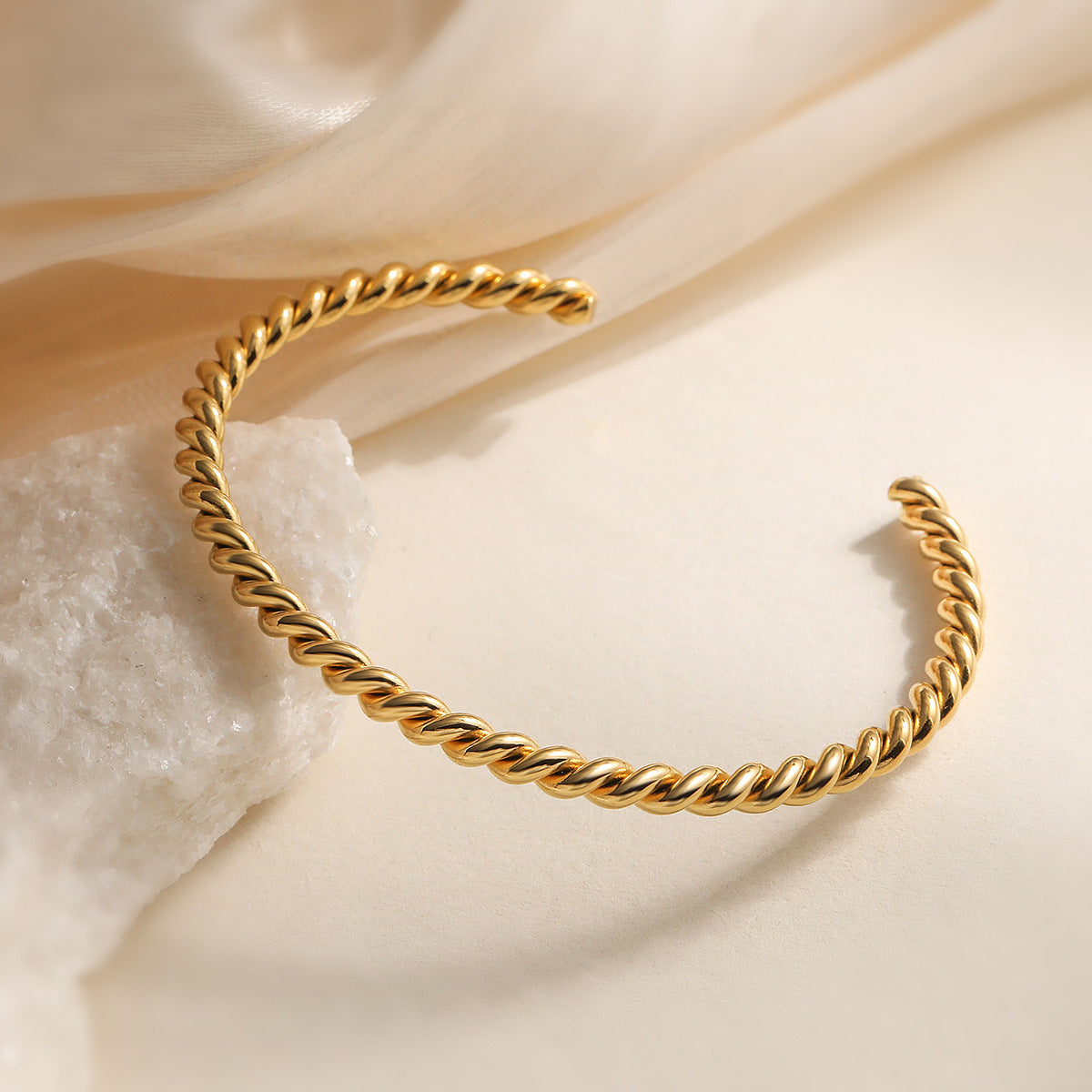 Bracciale da donna in acciaio inossidabile intrecciato dal design minimalista d'ispirazione vintage, placcato in oro 18 carati e con apertura irregolare