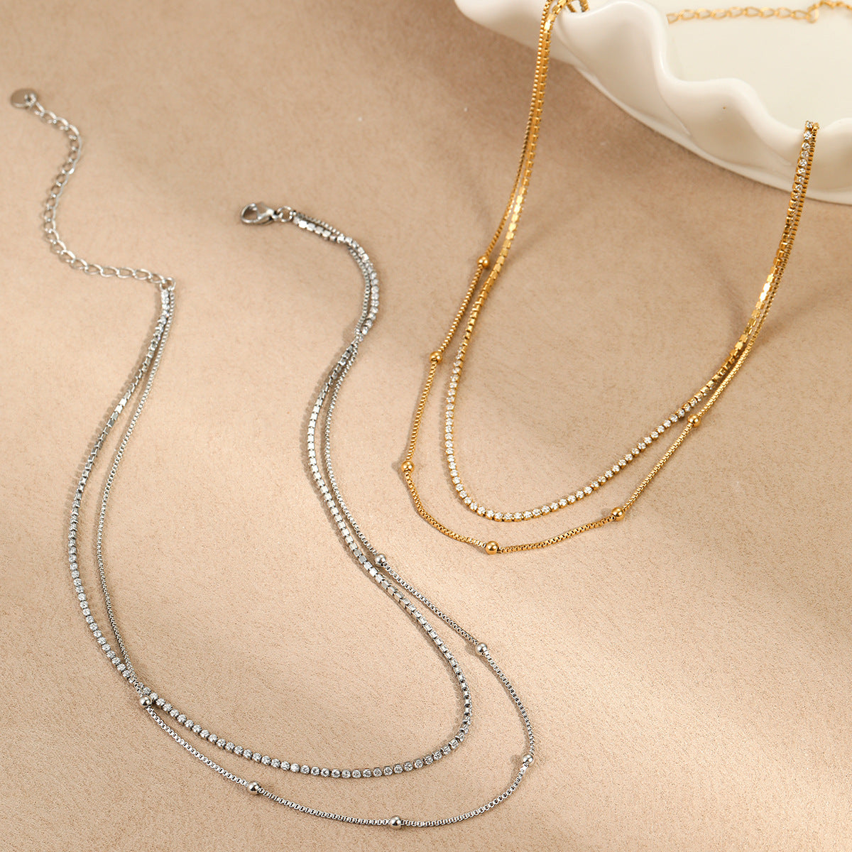 Collana Minimalista a Strati in Acciaio Inossidabile con Motivo Geometrico, Tonalità Fredde e Finitura Placcata
