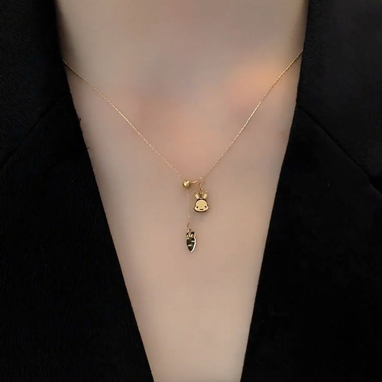 Collar con Colgante de Conejo y Zanahoria de Diseño Original en Acero Titanio con Acabado Chapado para Mujer, Cadena con Medallón de Forma Irregular