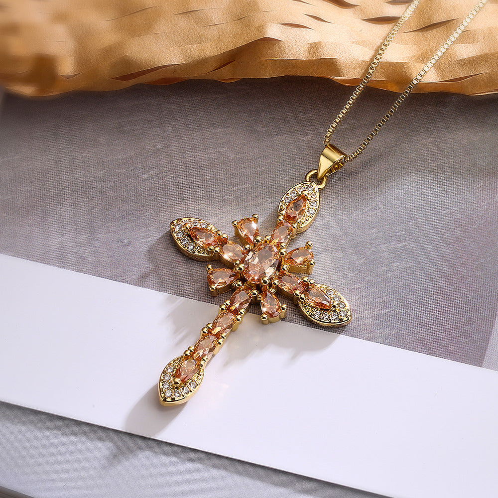 Collana Minimalista Geometrica Pendente da Donna Realizzata in Rame con Placcatura in Oro 18K e Intarsio di Zirconi