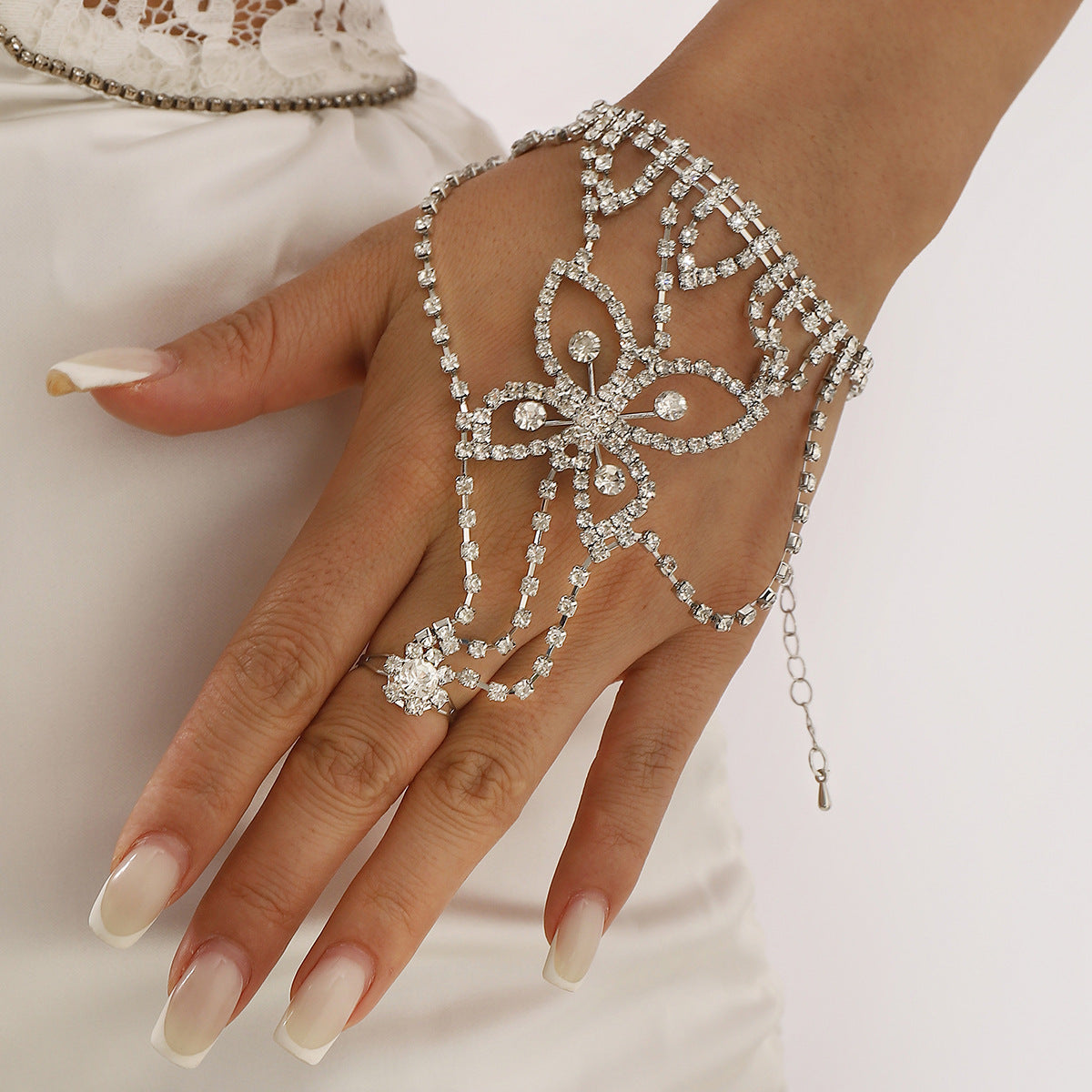 Fashion OL Butterfly-Shaped Rhinestone-Set Hand Chain Bracelet for Women with Animal Motif and Elegant Design