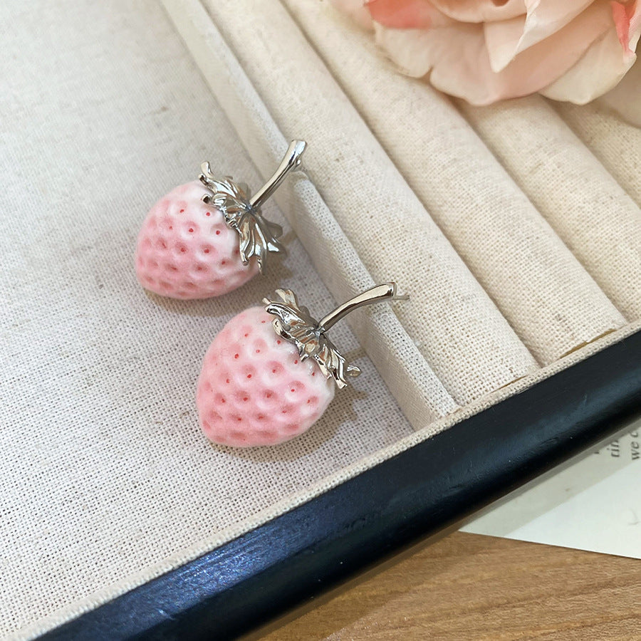Elegante Conjunto de Pendientes de Resina con Forma de Fresa y Collar de Clavícula con Acabado Chapado para Mujer