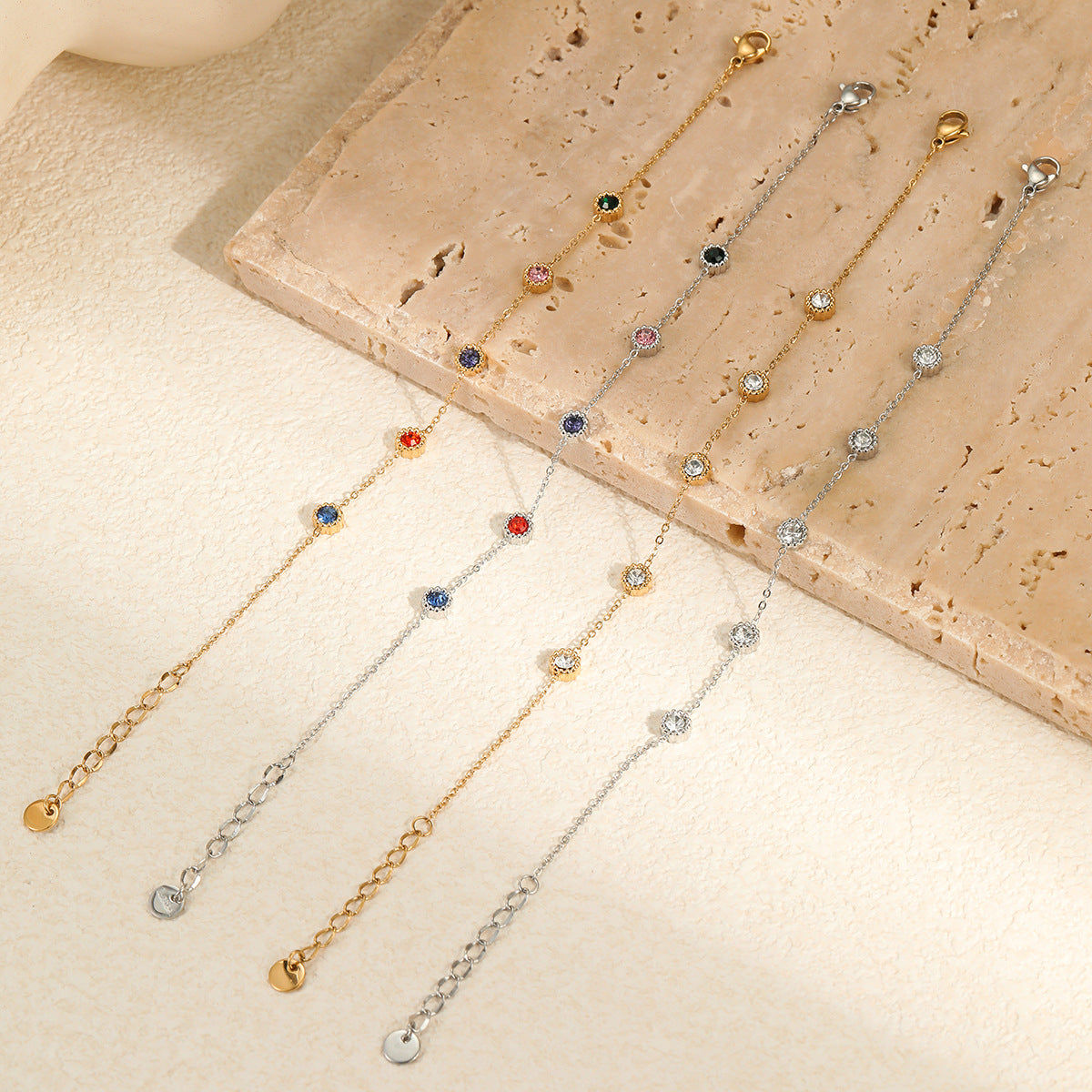 Bracciale da donna alla moda in acciaio al titanio con geometria e intarsi in zirconi colorati, ipoallergenico e resistente allo sbiadimento