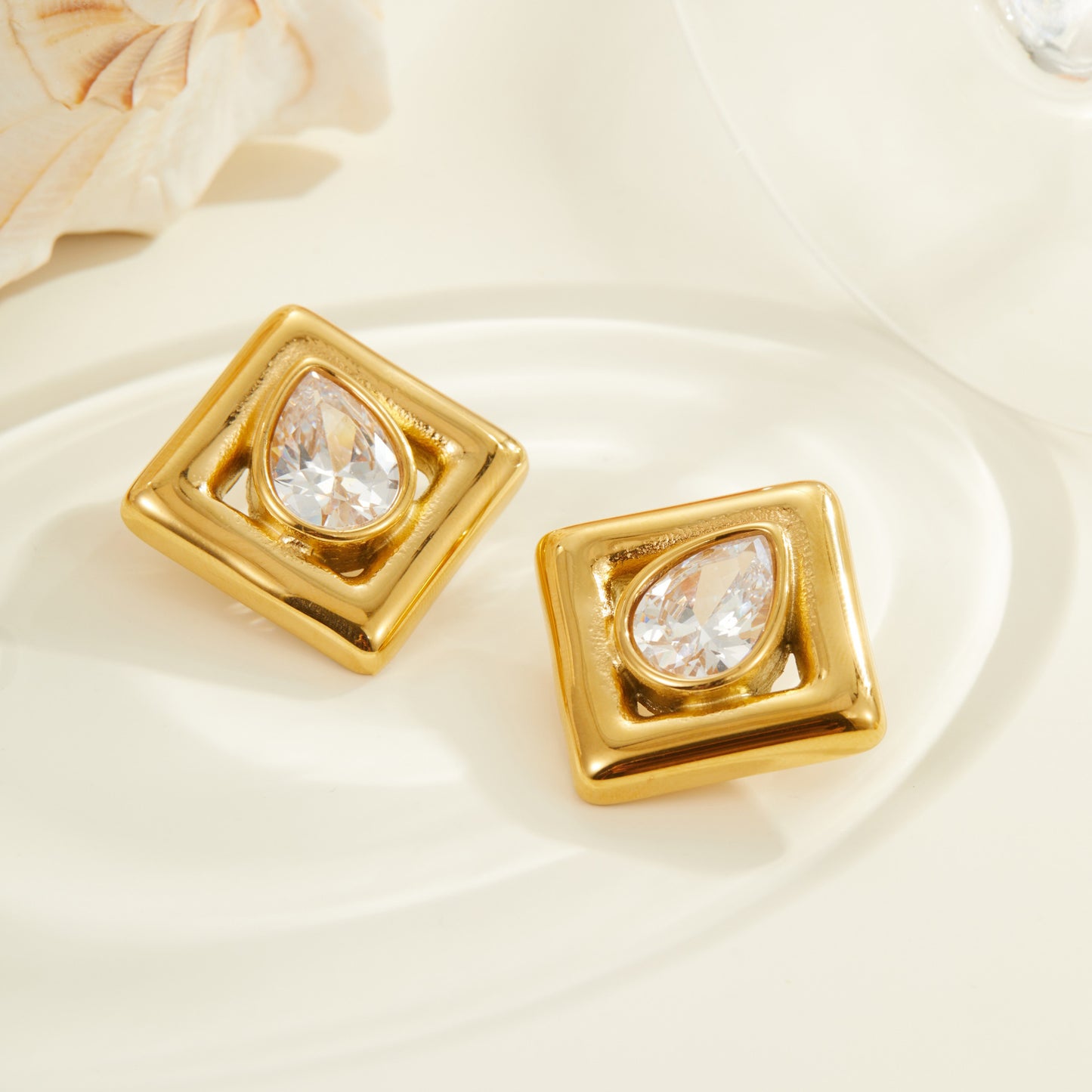 Orecchini a perno geometrici alla moda in acciaio inossidabile con placcatura in oro 18 carati e intarsio a goccia di zircone da donna