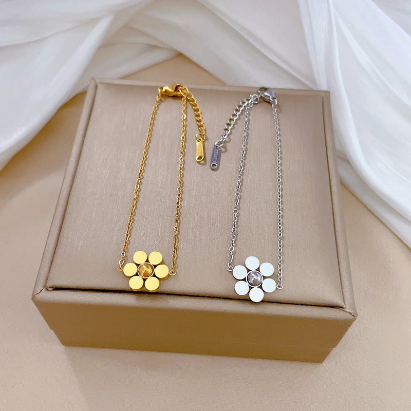 Vintage Style Six-Petal Flower Beaded Bracelet for Women Made of Titanium Steel with Gold Inlay and Wavy Texture