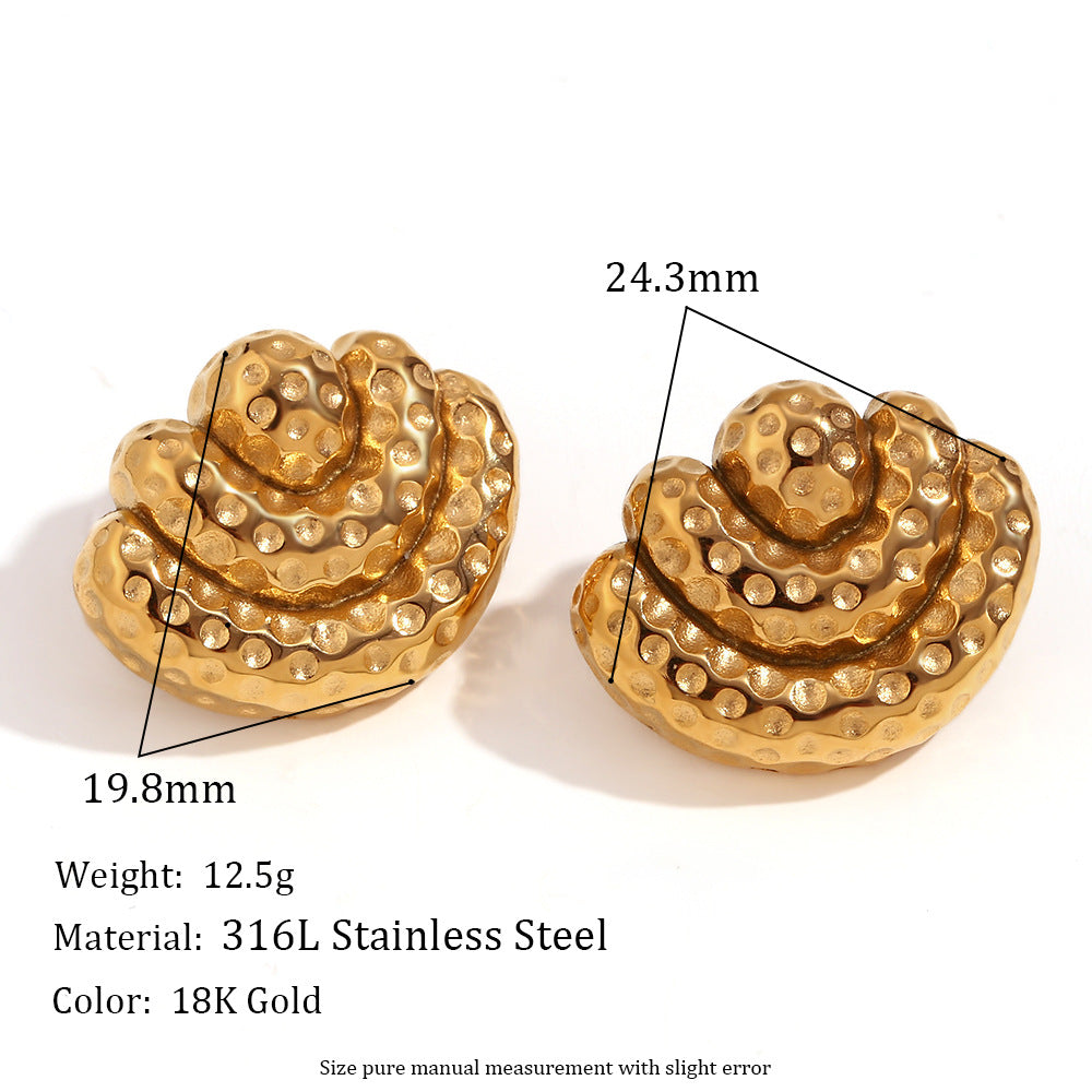 Orecchini a perno geometrici minimalisti a forma di ventaglio in acciaio inossidabile placcato oro 18K con texture martellata