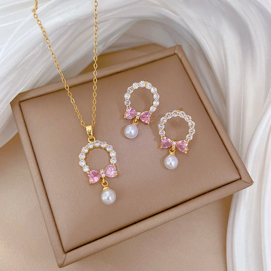 Elegante conjunto de collar y pendientes de mariposa de acero titanio con detalles de perlas e incrustaciones completas de diamantes de imitación para eventos formales de mujer