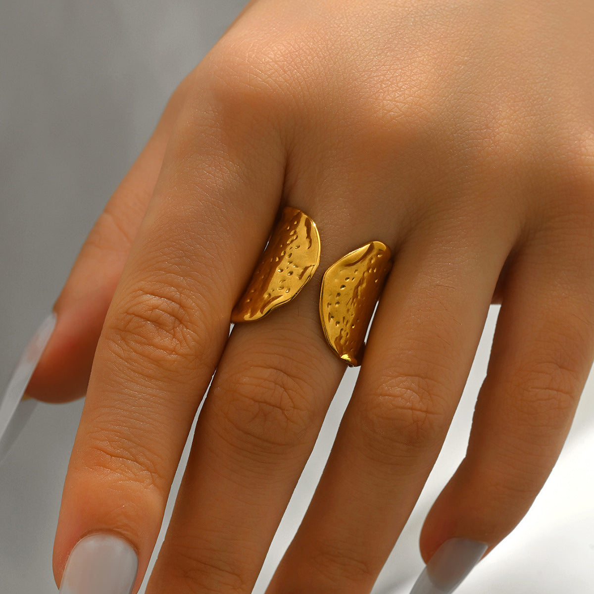 Anillo abierto retorcido geométrico minimalista para mujer en aleación de zinc con acabado chapado