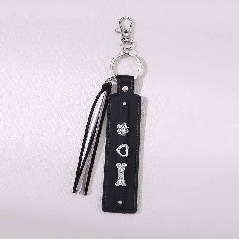 Portachiavi rettangolare Sweet and Edgy con lettera in similpelle