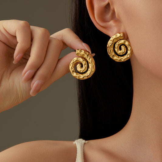 Pendientes de tuerca de acero de titanio con textura de caracol y martillado, minimalistas y a la moda, para mujer, con chapado en oro de 18 quilates