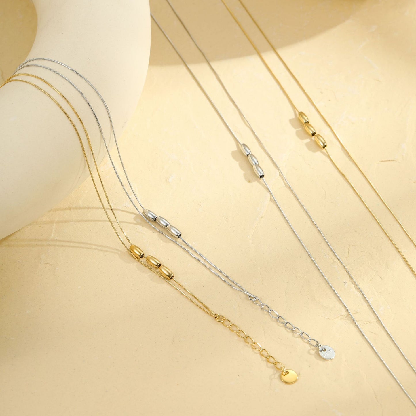 Collana pendente con perline geometriche in acciaio inossidabile stile minimalista da donna con finitura placcata e delicato design a doppia catena sulla clavicola