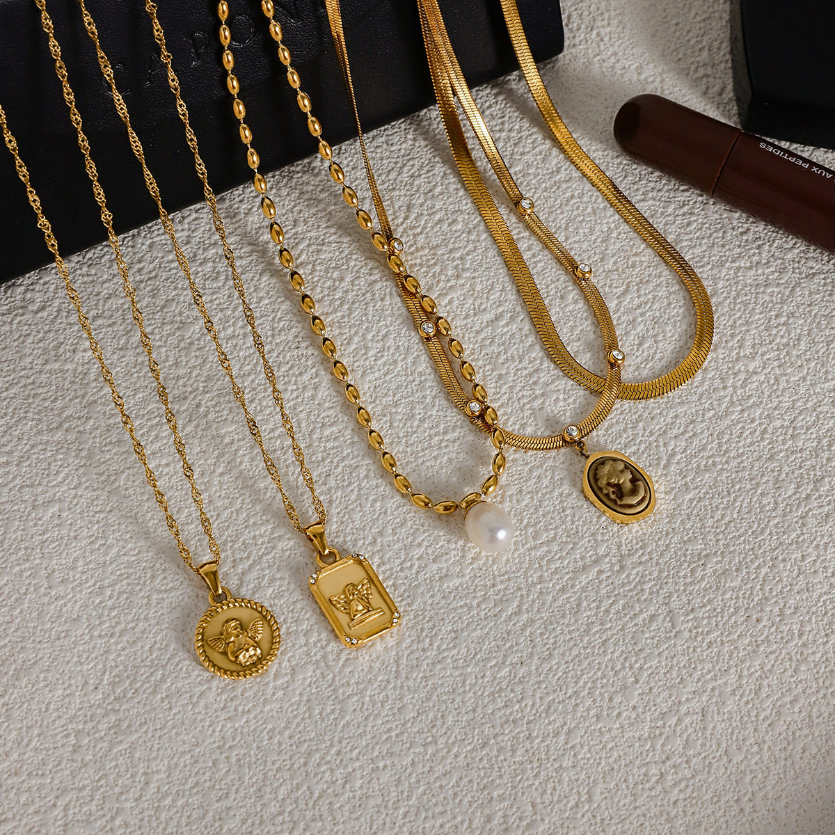 Collana da donna lussuosa, minimalista, con pendente geometrico a forma di angelo, in acciaio al titanio placcato oro 18 carati
