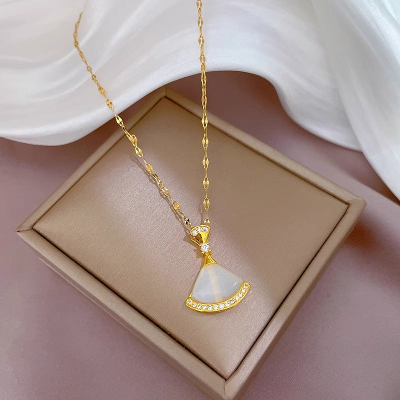 Collana Minimalista in Acciaio al Titanio con Ciondolo a Gatto a Forma Irregolare e Catena a O