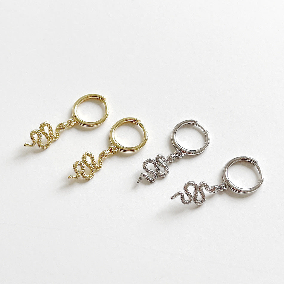 Pendientes colgantes minimalistas bañados en oro con forma de serpiente de plata de ley S925 para mujer