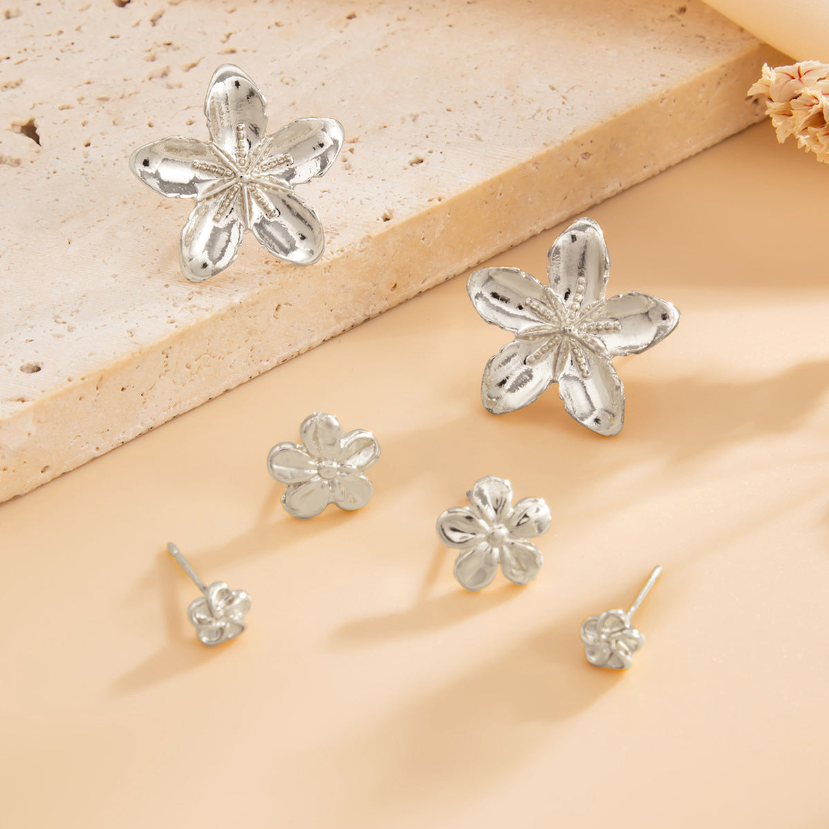 Orecchini a perno da donna a forma di stella minimalista in lega, con design a petali floreali e placcatura in oro