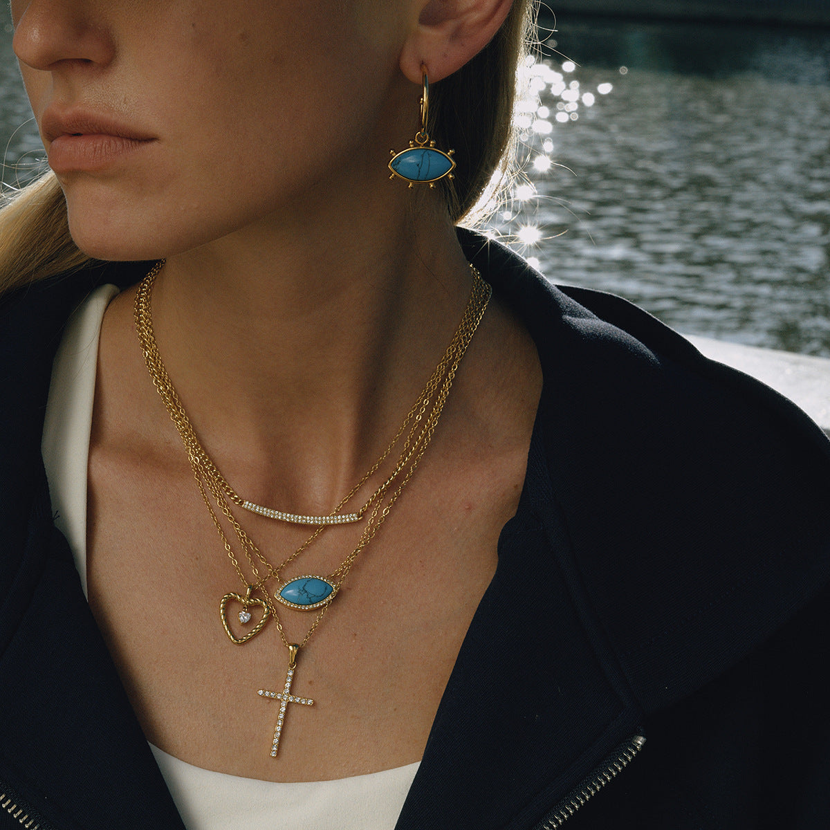 Collana Croce da Donna di Lusso in Acciaio al Titanio Placcato Oro 18K con Zirconi