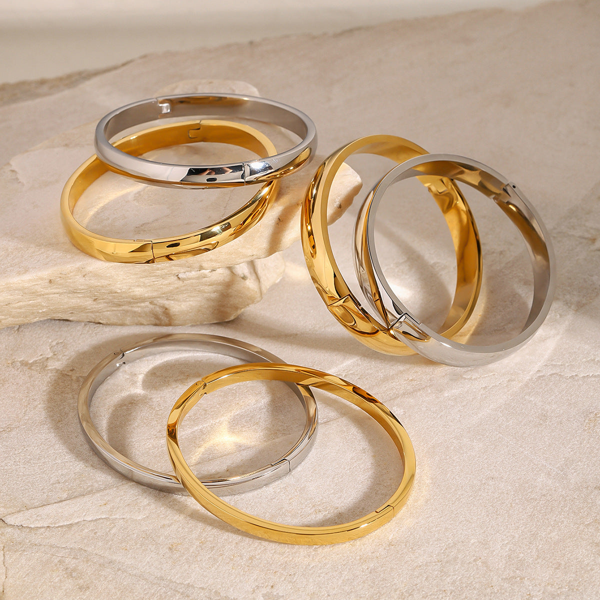 Bracciale a Polsino Minimalista Quadrato in Acciaio Inossidabile con Finitura Placcata per Uomo e Donna