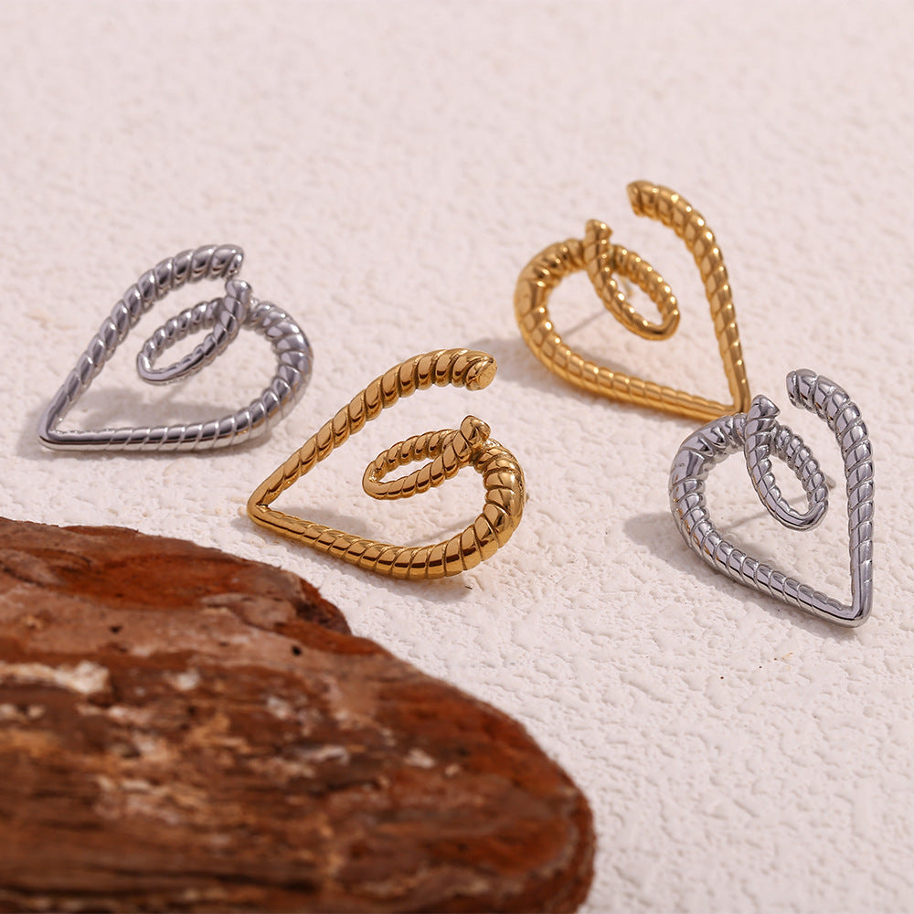 Pendientes de acero inoxidable en forma de corazón de inspiración vintage con baño de oro de 18 quilates y detalle trenzado texturizado para mujer