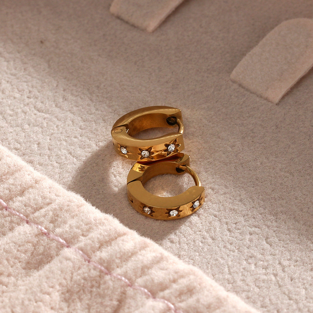 Pendientes de tuerca de acero inoxidable geométricos minimalistas de moda con baño de oro de 18 quilates y detalles de estrella de circonita para mujer
