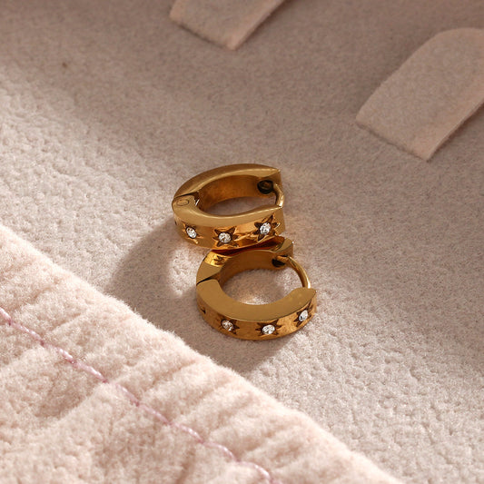 Pendientes de tuerca de acero inoxidable geométricos minimalistas de moda con baño de oro de 18 quilates y detalles de estrella de circonita para mujer