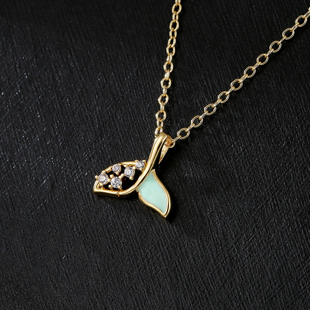 Collana Pendente Coda di Pesce Fresca e Delicata da Donna in Rame con Placcatura in Oro 18K e Finitura a Smalto