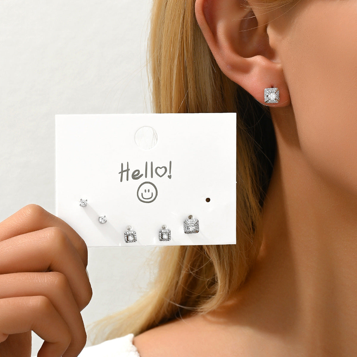 Orecchini a perno geometrici minimalisti con intarsio di zirconi su base in rame e perni in acciaio inossidabile da donna