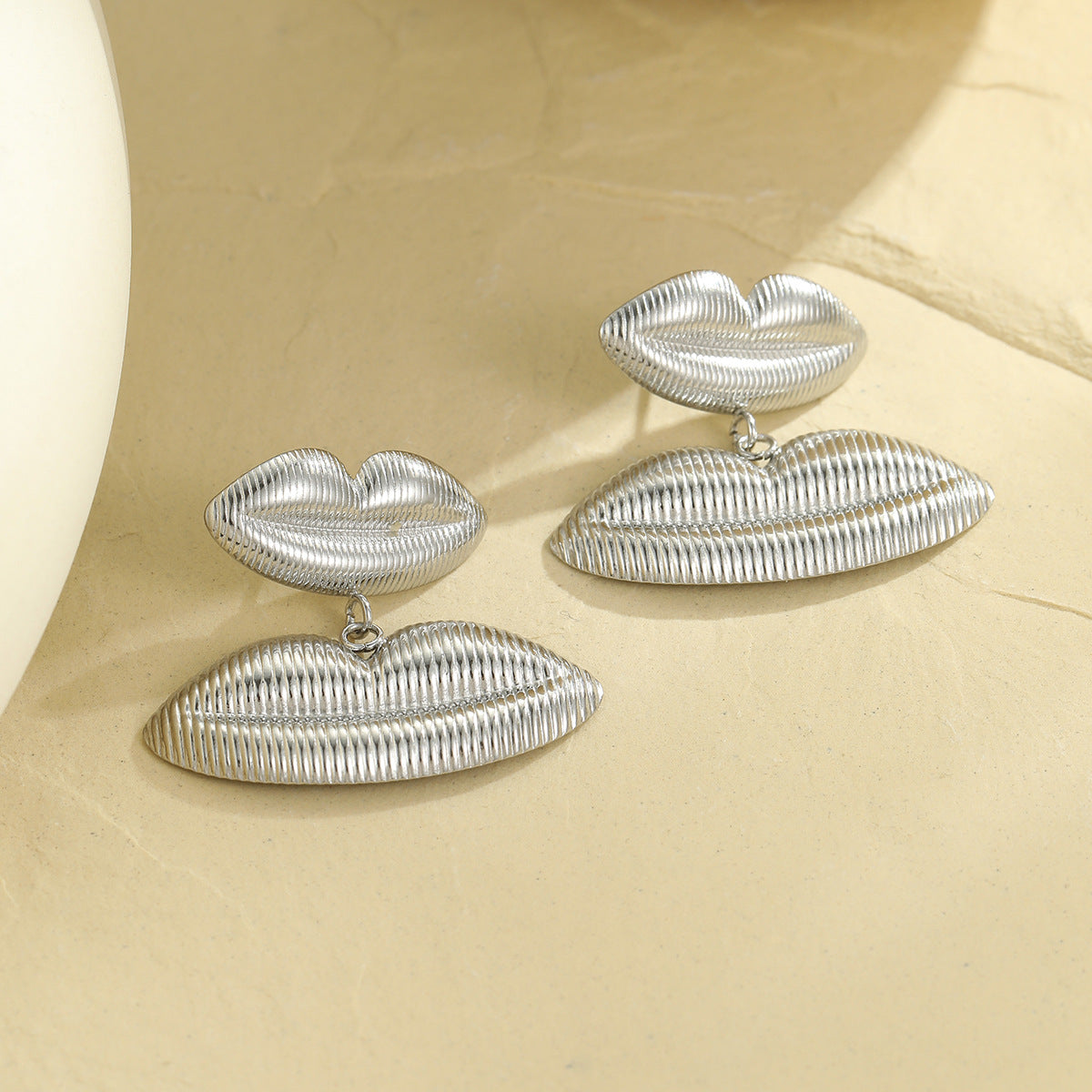 Orecchini da donna alla moda a forma di labbra in acciaio inossidabile con finitura placcata e design geometrico